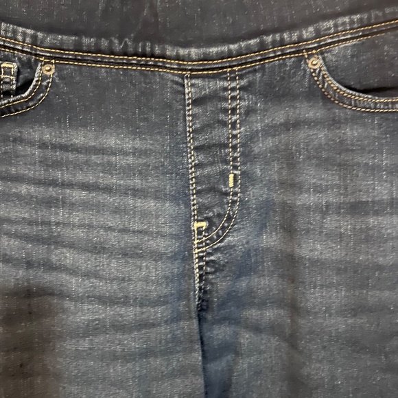 Signature by Levi Strauss & Co. Gold Label Totally Shaping Pull-On Skinny Jeans - Picture 9 of 10